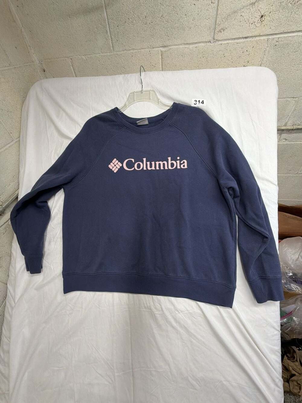 Columbia Sportswear Company Navy Blue Crewneck Sweatshirt with Pink Logo XXL